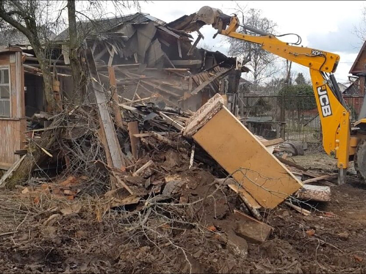 Демонтаж деревянного дома в Клинском районе