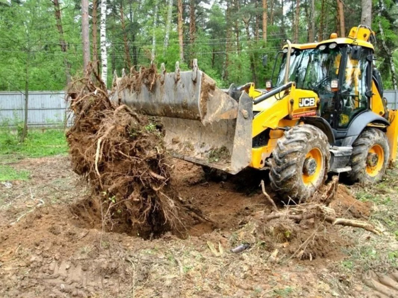 Вытаскивание пней экскаватором в Клинском районе